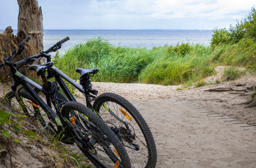Fototapeta na wymiar Two mountain bikes at the baltic sea in germany