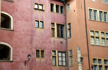 Rote Altbaufassaden in Lyon