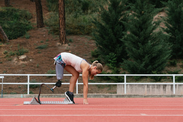 runner with an artificial leg in a starting position