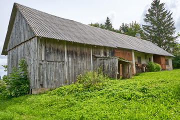 Obraz premium Old abandoned barn in the countryside