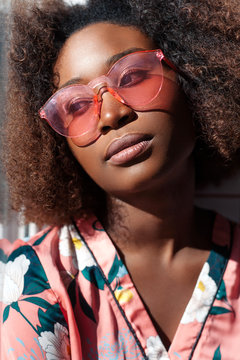 Sensuel summer closeup portrait of beautiful young black african american woman