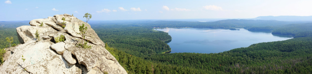 View from the Arakul cliff to the forest