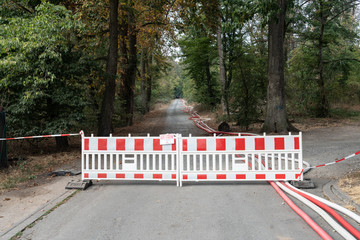 Absperrungen eines Waldes wegen eines Waldbrands