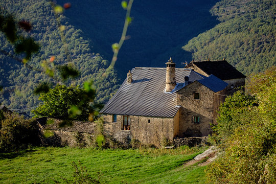 casa tipica con chimenea de brujas, Asín de Broto ,municipio de Broto, Sobrarbe,Huesca, Aragón, cordillera de los Pirineos, Spain