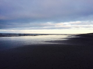 Obraz premium cloudy day on the beach