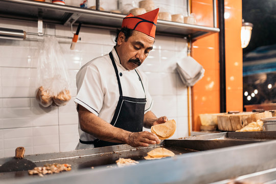 Taquero making tacos