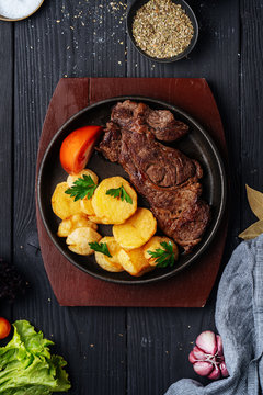 Fried meat and potatoes with tomato