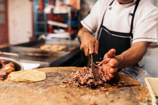 Taquero making tacos