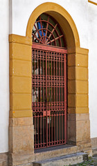 Obraz premium Ancient gate with grid