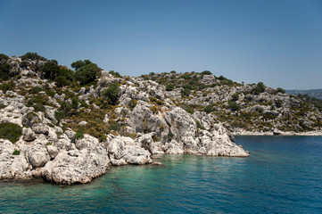 Fototapeta na wymiar Aegean Sea with beautiful turquoise waters and rocky coastline. view from the sea