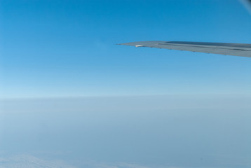 Fototapeta na wymiar 飛行機の機内から見た主翼と青空