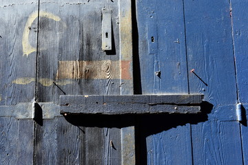 Verriegelte alte blaue Holztür