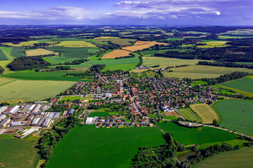 Das Dorf Cechtice in Tschechien aus der Luft