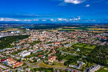 Fototapeta na wymiar Die Stadt Kromeriz in Tschechien aus der Luft