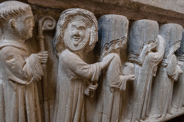 monja sonriendo, Sepulcro de Urraca Díaz de Haro, sala capitular, siglo XII, Monasterio de Santa María de San Salvador de Cañas, Cañas, La Rioja, Spain
