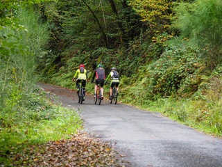 Obraz premium ciclistas, parque natural Fragas del Eume,​ provincia de La Coruña, Galicia, Spain