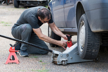 Soulever un véhicule automobile sur des chandelles