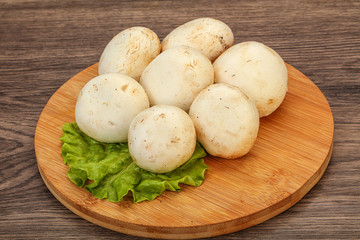 Raw champignons over the board