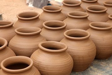 Fototapeta na wymiar clay pots on the street