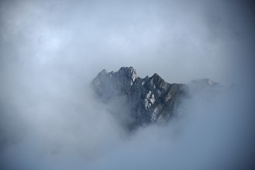 Ein Gipfelgrat in den Wolken