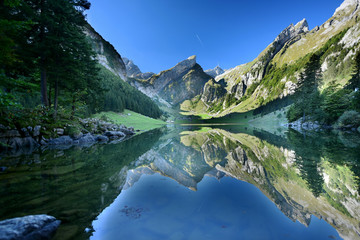 Fototapeta na wymiar Der Seealpsee mir dem Säntis im Alpsteinmassiv