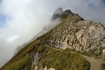 Fototapeta na wymiar Wanderer auf einem Alpinen Wanderweg 