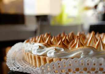 Torta cubierta de merengue en interior