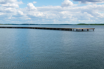 Fototapeta na wymiar Der Große Goitzschesee ist der größte See das aus dem ehemaligen Braunkohlentagebau Goitzsche in Sachsen-Anhalt hervorgegangen ist. Der Tagebaurestsee gehört zum Bitterfelder Bergbaurevier.