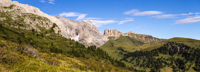 Fototapeta na wymiar Panoramica Alpe di Siusi, Dolomiti Alto-Adige, Denti di Terrarossa