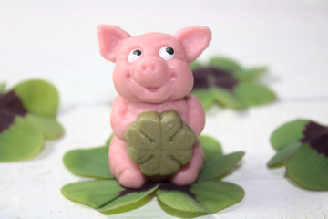Marzipanschwein auf Glücksklee