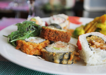 Plato de rolls de sushi variados