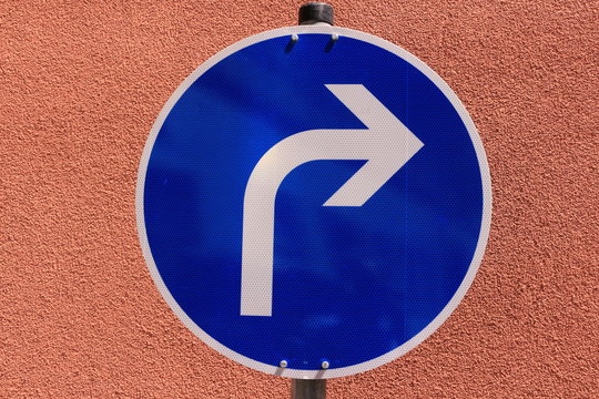 Straßenverkehrszeichen: Nur rechts abbiegen erlaubt!