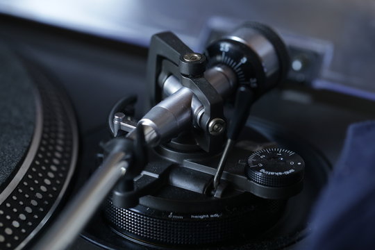 Technics 1210 - turntable - vinyl record player