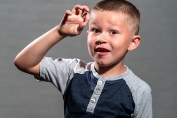 Cash Cotton posing describing something very small using his hand