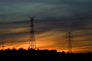 Atardecer junto antenas el&eacute;ctricas