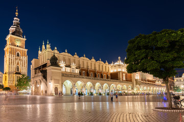 Nocny widok na Rynek Główny w Krakowie. Sukiennice i Ratusz, Polska  © danielszura
