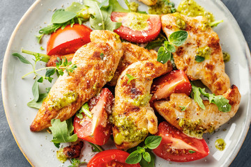 Salad with grilled chicken and vegetables