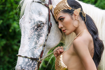 Sexy junge Frau Körper schlanke Abnutzung Mode Elfen Fantasie mit weißem Pferd auf Natur Hintergrund. © kaew6566