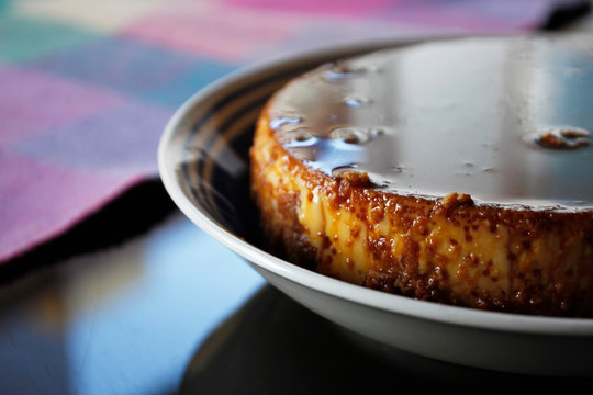 Detalle de flan casero con caramelo sobre un plato 