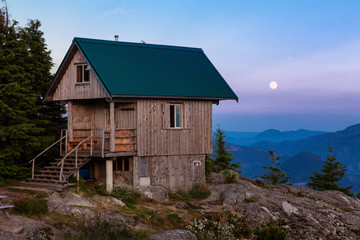 Obraz premium View of Tin Hat Cabin on top of a mountain during a sunny summer sunset. Located near Powell River, Sunshine Coast, British Columbia, Canada.