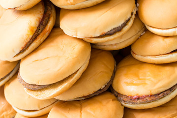 山盛りのハンバーガー