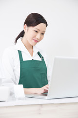 パソコンを操作する女性店員