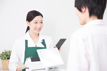 Obraz premium 会計をする女性店員