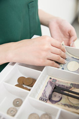 会計をする女性店員