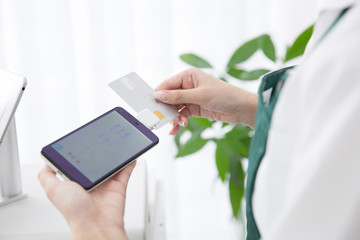 カード決済をする女性店員