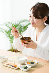 Obraz na płótnie Canvas 味噌汁を食べる女性