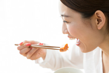 食事をする女性