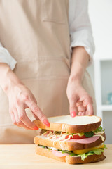 Obraz na płótnie Canvas サンドイッチを作る女性