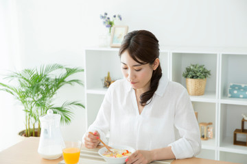 Obraz na płótnie Canvas グラノーラを食べる女性