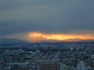 The sky which burns in the urban depths